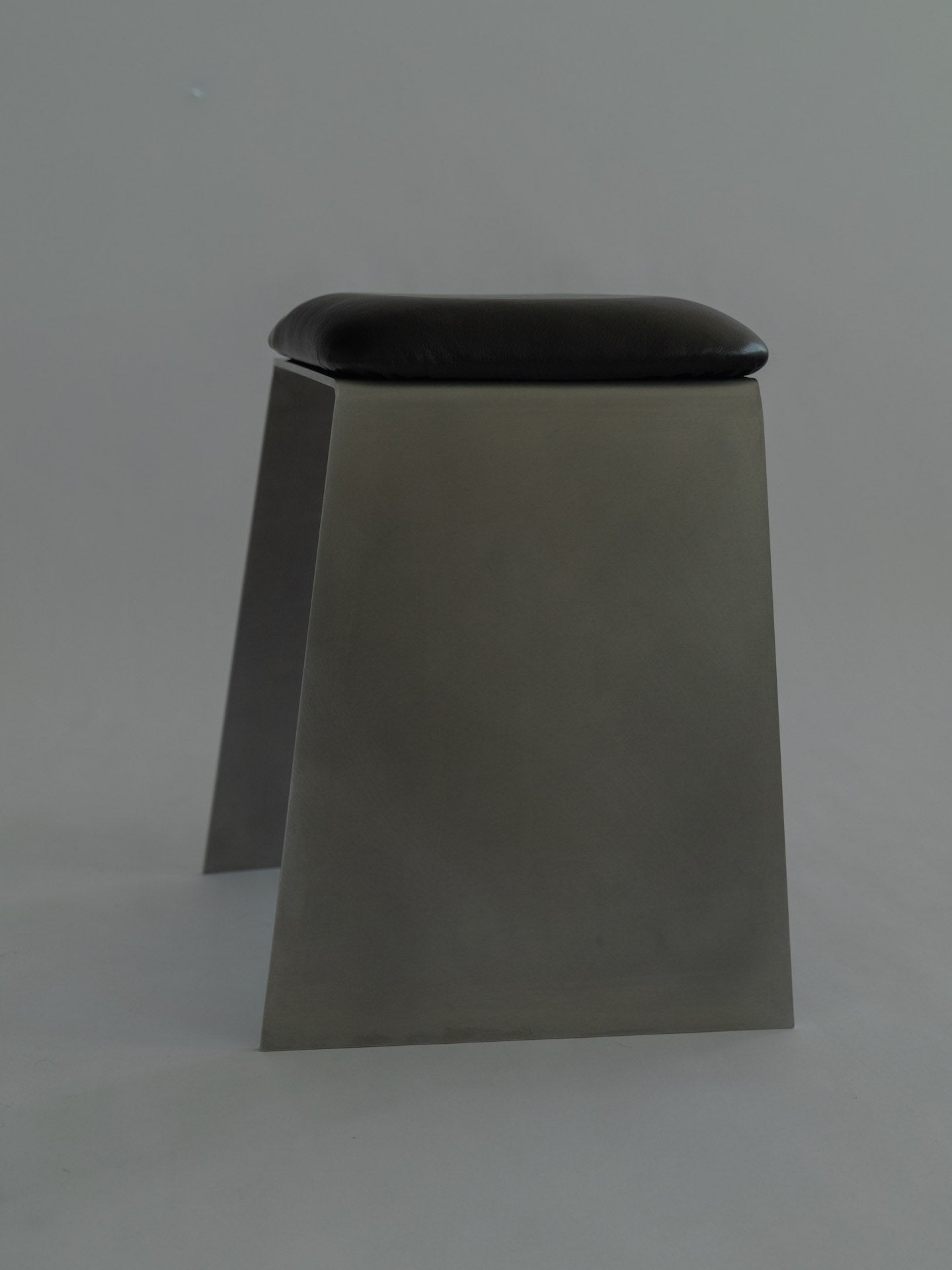 Capsule Leather Stool – Jakub Kubica