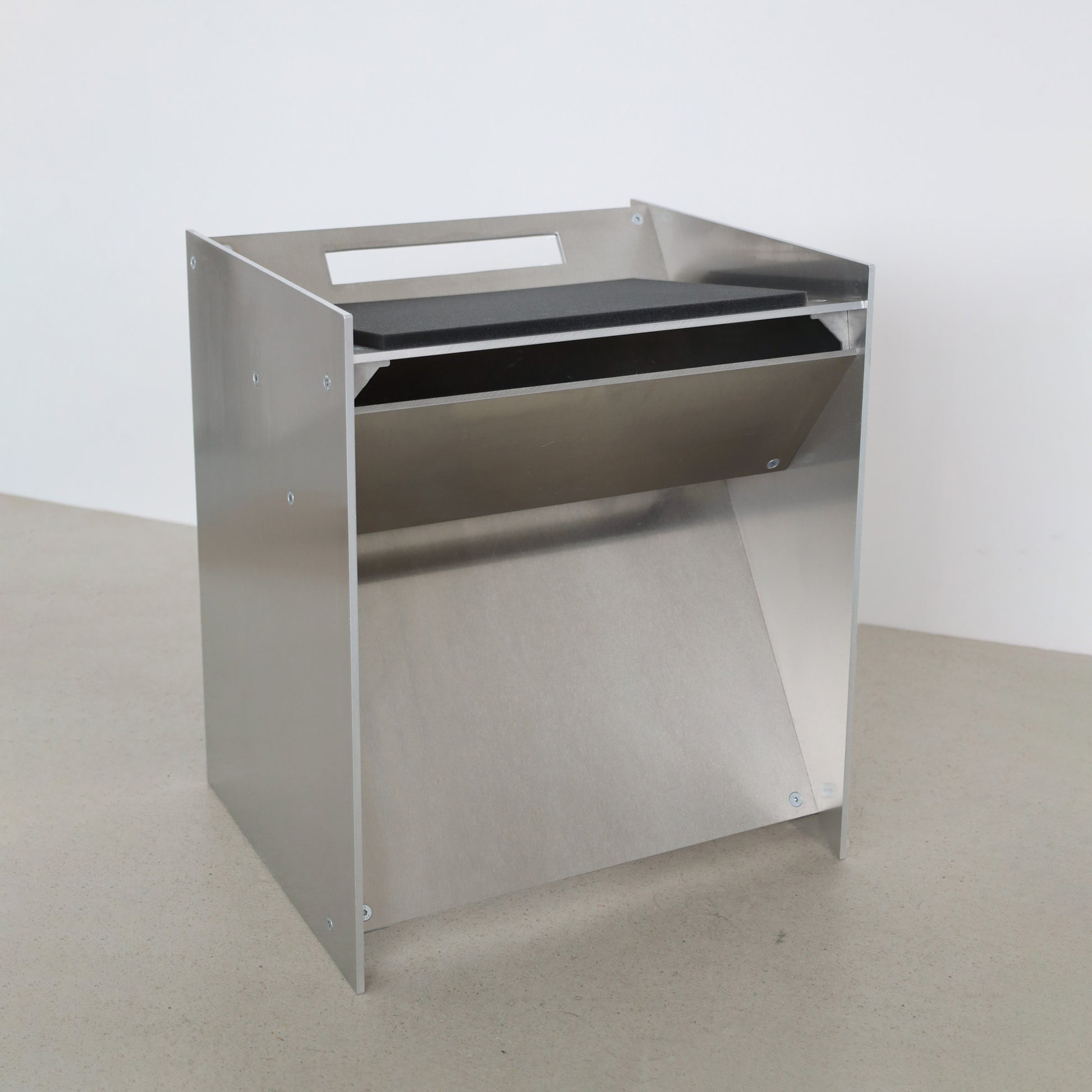 Drone 707 aluminium stool - Jakub Kubica