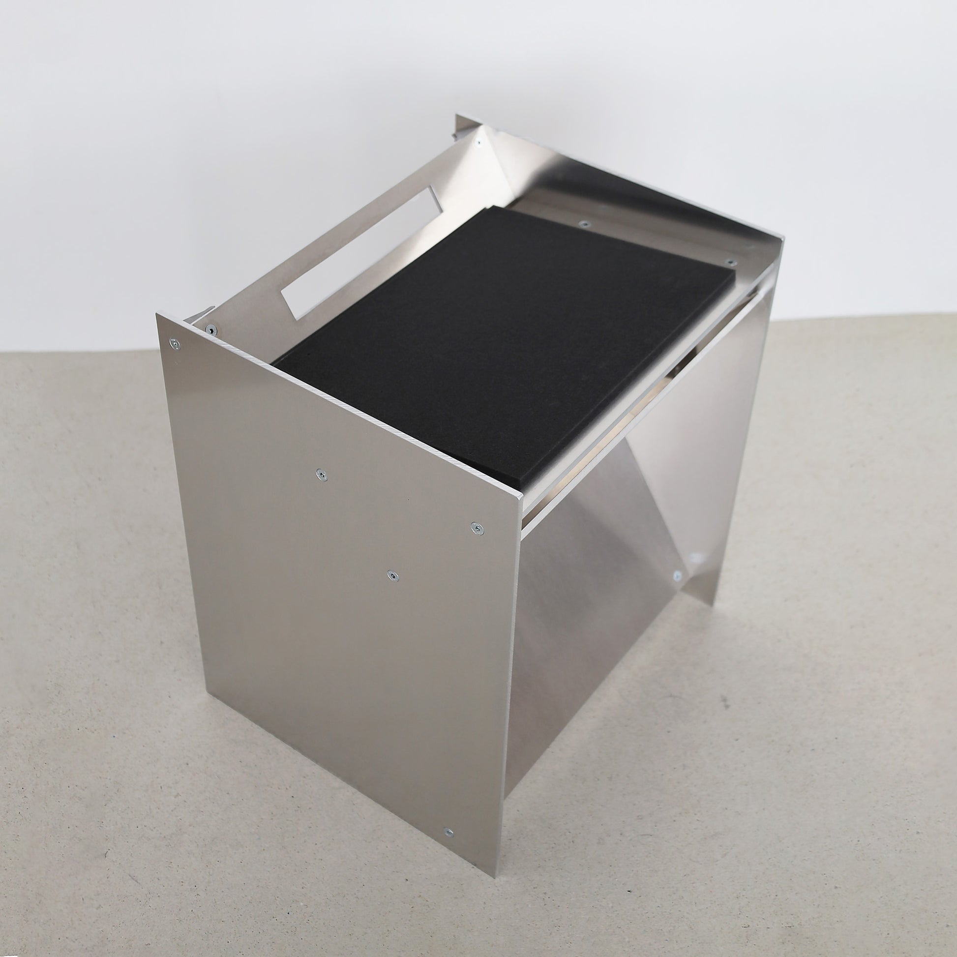 Drone 707 aluminium stool - Jakub Kubica