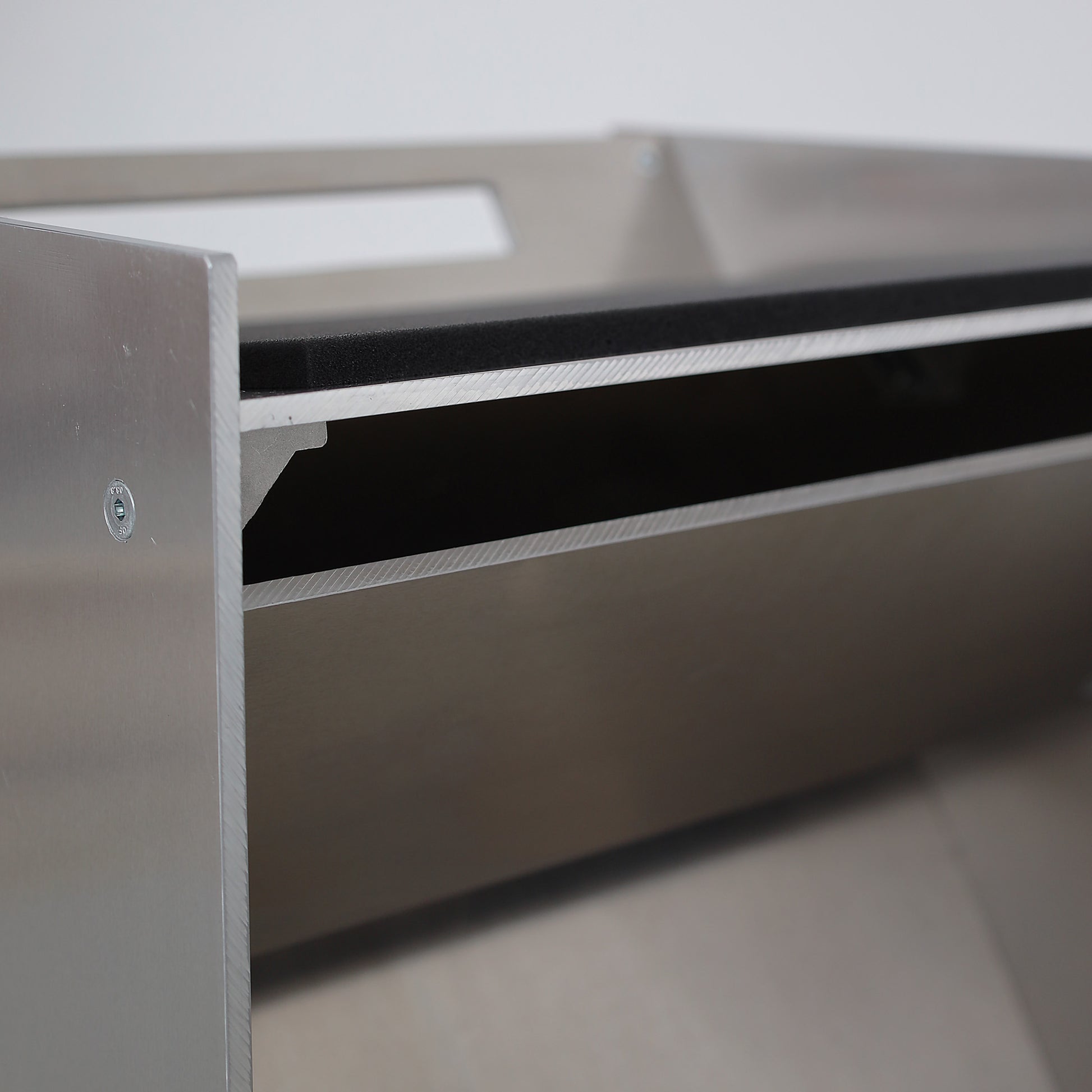 Drone 707 aluminium stool - Jakub Kubica