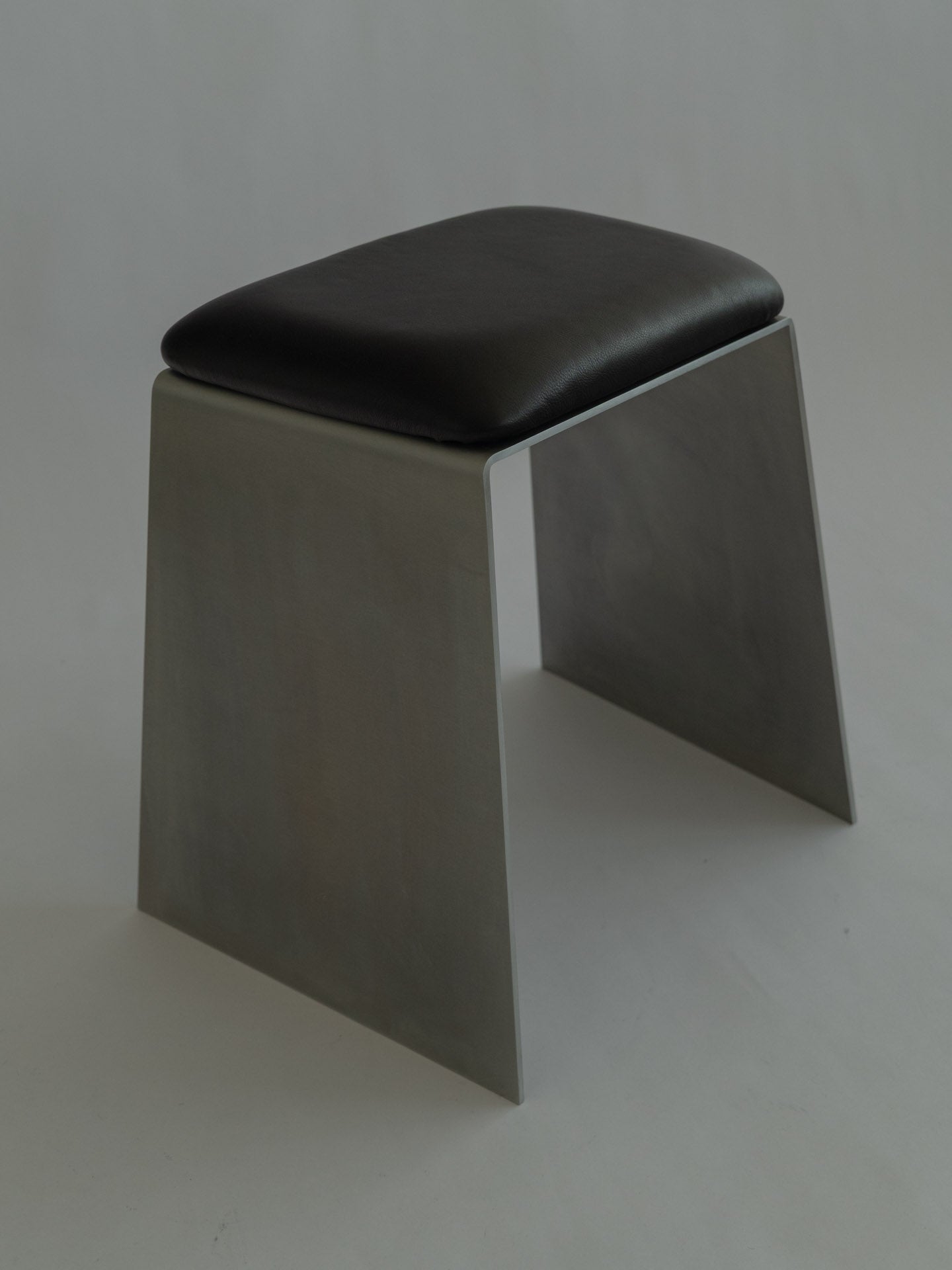 Capsule Leather Stool – Jakub Kubica
