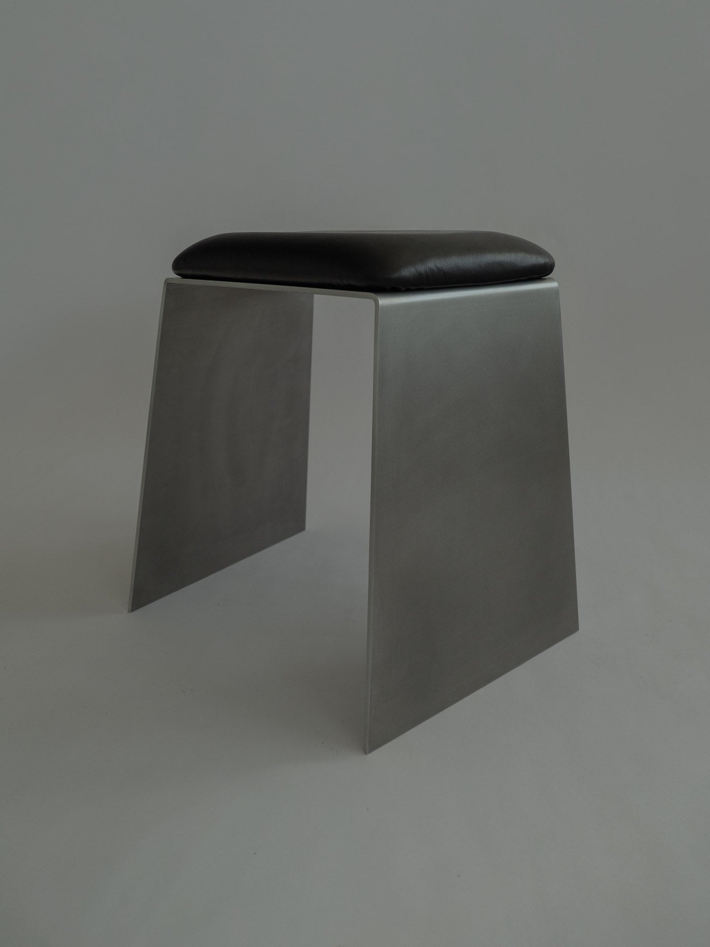 Capsule Leather Stool – Jakub Kubica