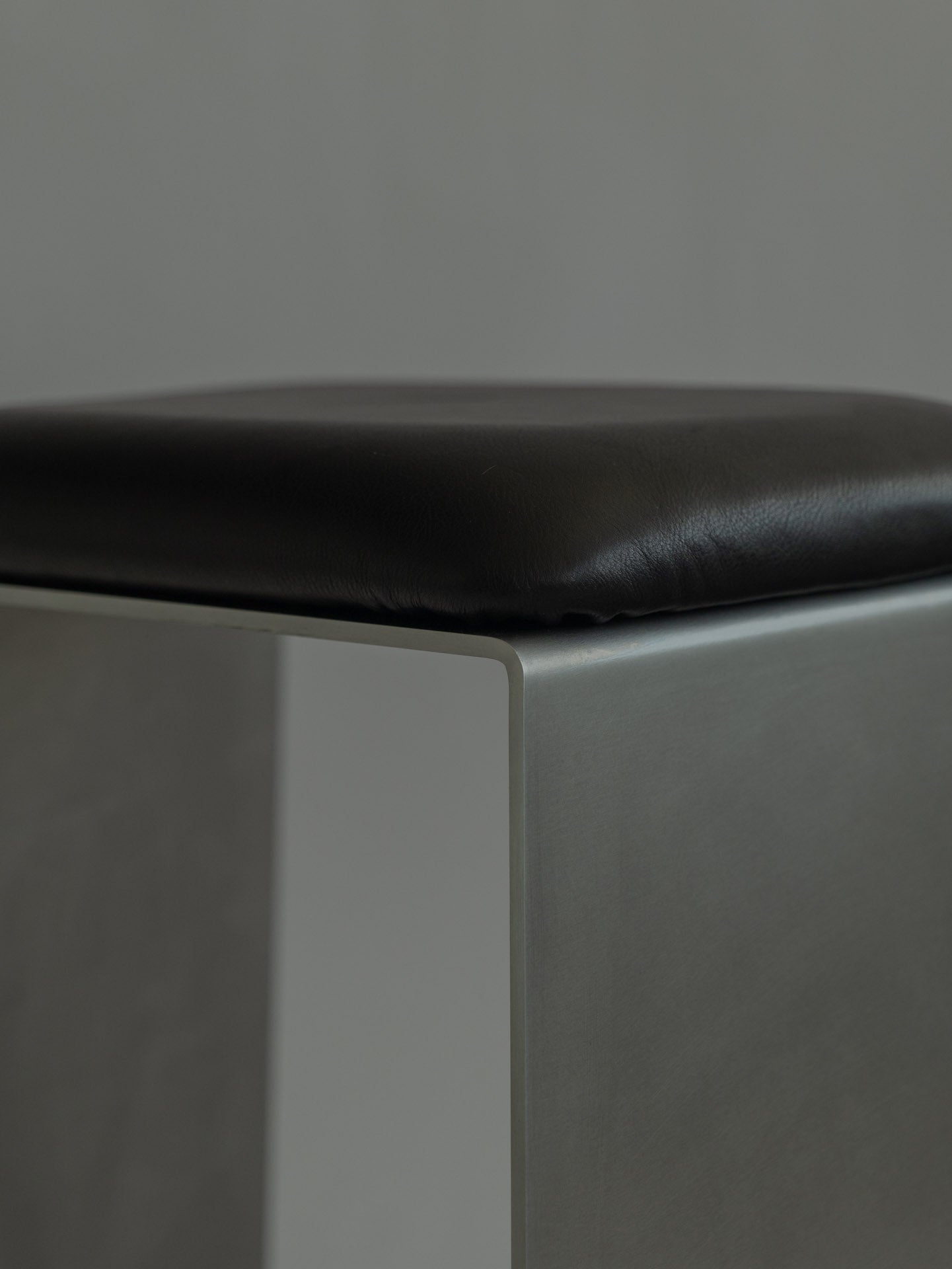 Capsule Leather Stool – Jakub Kubica