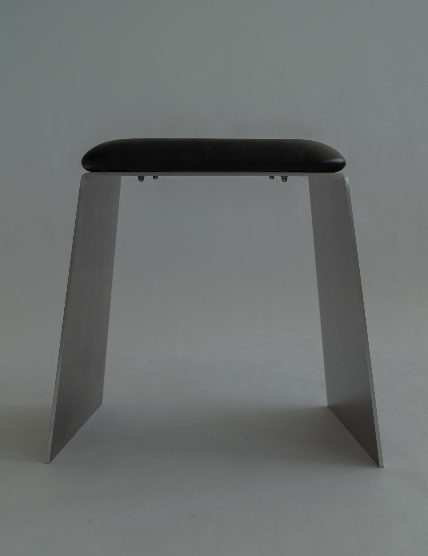 Capsule Leather Stool – Jakub Kubica
