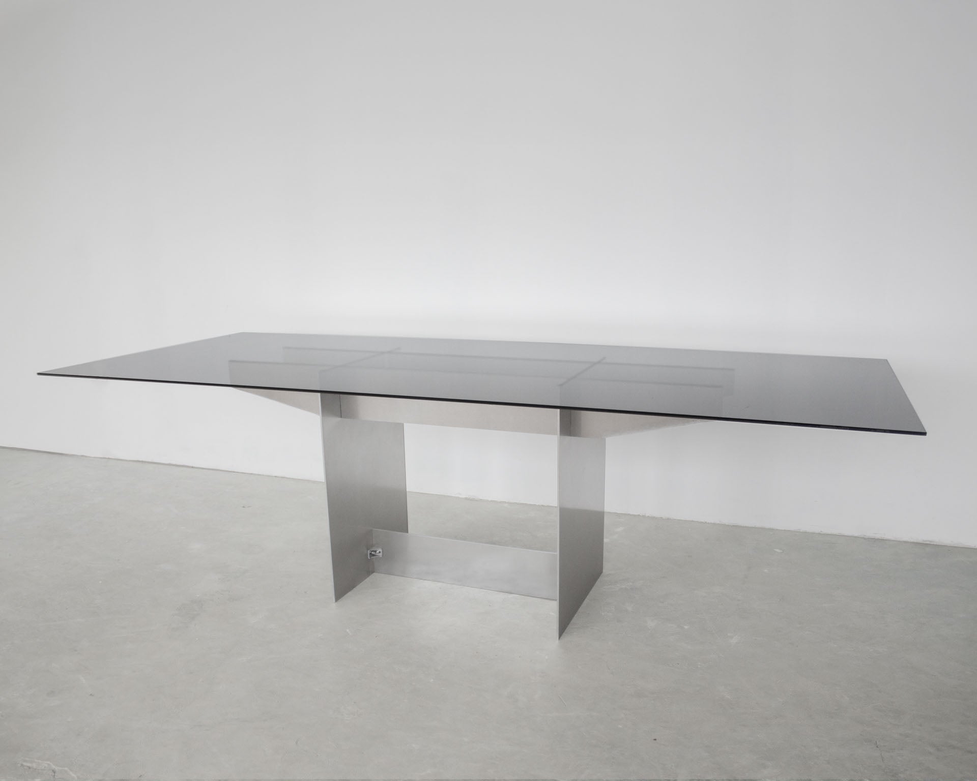 Pillar Table - Jakub Kubica